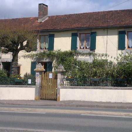 ブレッス La Maison Jaune Bed & Breakfast エクステリア 写真