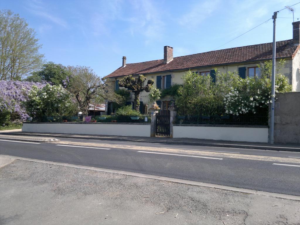 ブレッス La Maison Jaune Bed & Breakfast エクステリア 写真