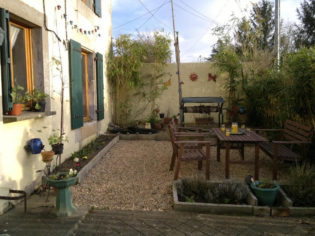 ブレッス La Maison Jaune Bed & Breakfast エクステリア 写真
