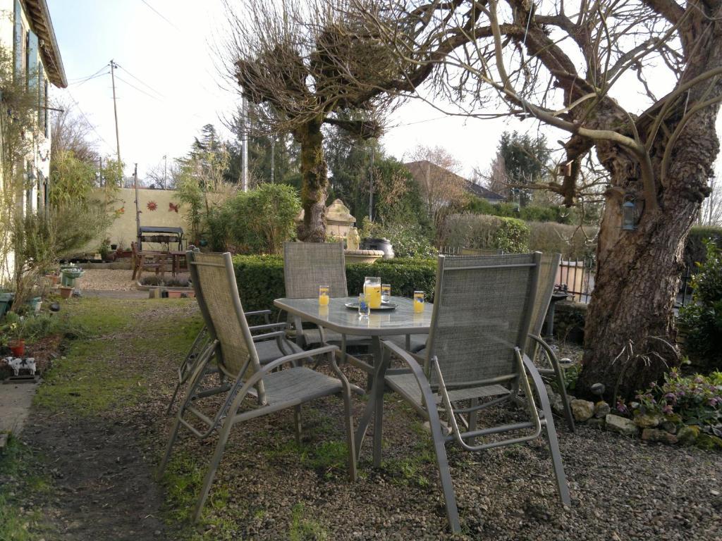 ブレッス La Maison Jaune Bed & Breakfast エクステリア 写真