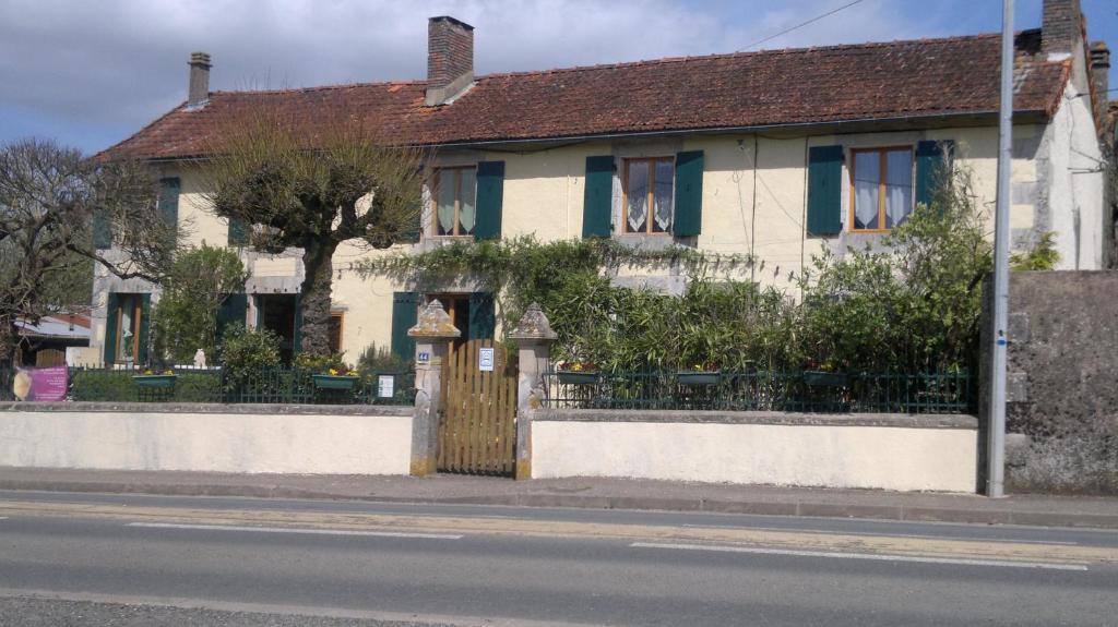 ブレッス La Maison Jaune Bed & Breakfast エクステリア 写真